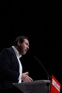 Puente llama a combatir la "ola reaccionaria" y afirma que Ayuso es su "máxima representante"