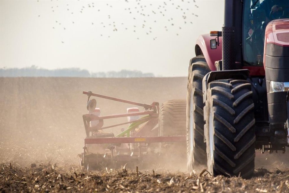 Imagen de un tractor en el campo.