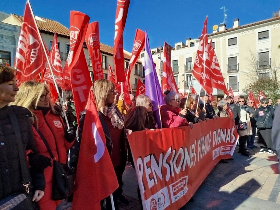 Concentración de sindicatos por la polémica del decreto ómnibus