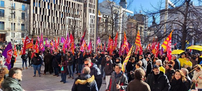 Concentración llevada a cabo por UGT y CCOO Aragón bajo el lema 'Con los derechos de la gente no se juega' este domingo en Zaragoza.