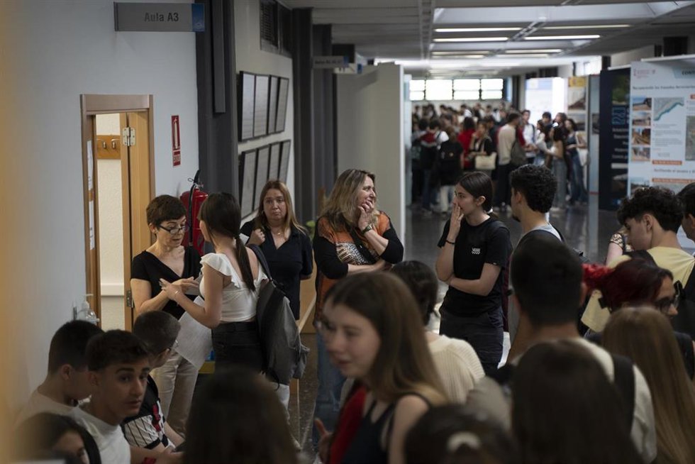 Archivo - Estudiantes esperar a entrar para comenzar los exámenes de las pruebas de acceso a la universidad 2023, en la Escuela Técnica Superior de Caminos, Canales y Puertos de la UPV.