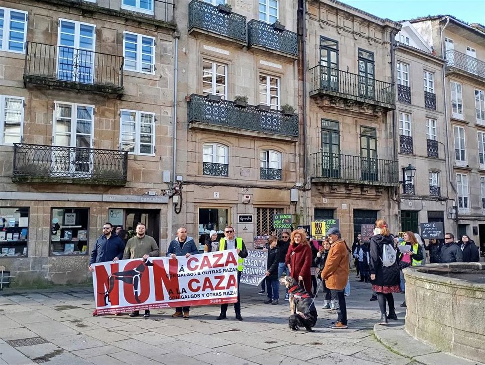 Una veintena de personas claman en Santiago contra la caza y denuncian la "desprotección" que sufren los perros