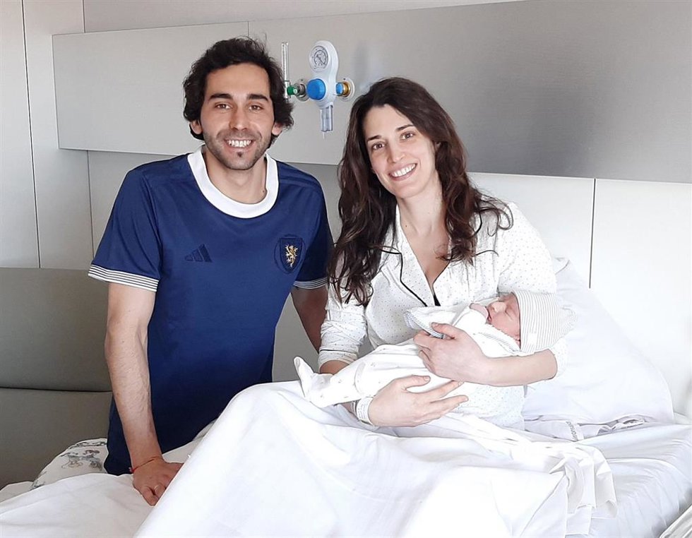Irene y Fran, padres de Tomás, el primer bebé nacido en el nuevo Hospital Quirónsalud Zaragoza.