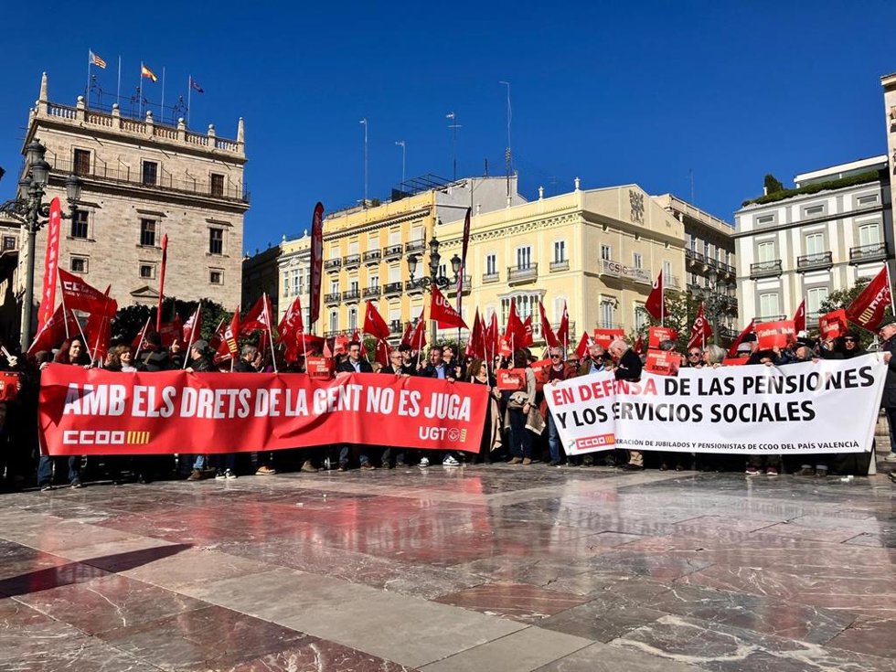 UGT y CCOO protestan en Valncia "para que los parlamentarios no utilicen derechos de la gente como moneda de cambio"