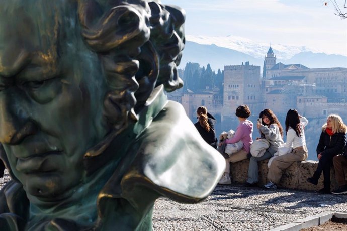 Reproducción a tamaño estatua de uno de los cabezones que se entregarán en los Goya, en el Mirador de San Nicolás