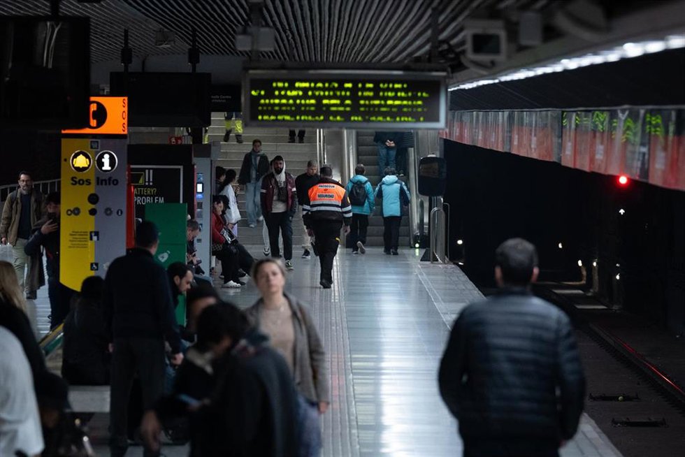 Archivo - Un vigilante de Metro, a 22 de enero de 2025, en Barcelona, Catalunya (España). 