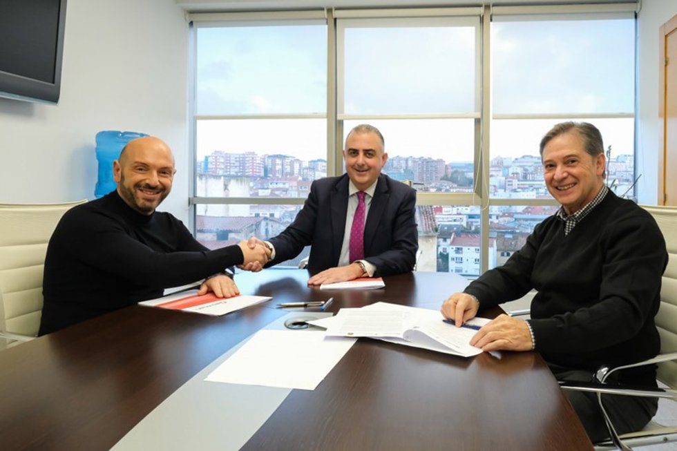 Archivo - El consejero de Fomento, Roberto Media, y el alcalde de Laredo, Miguel López,en una reunión.-ARCHIVO