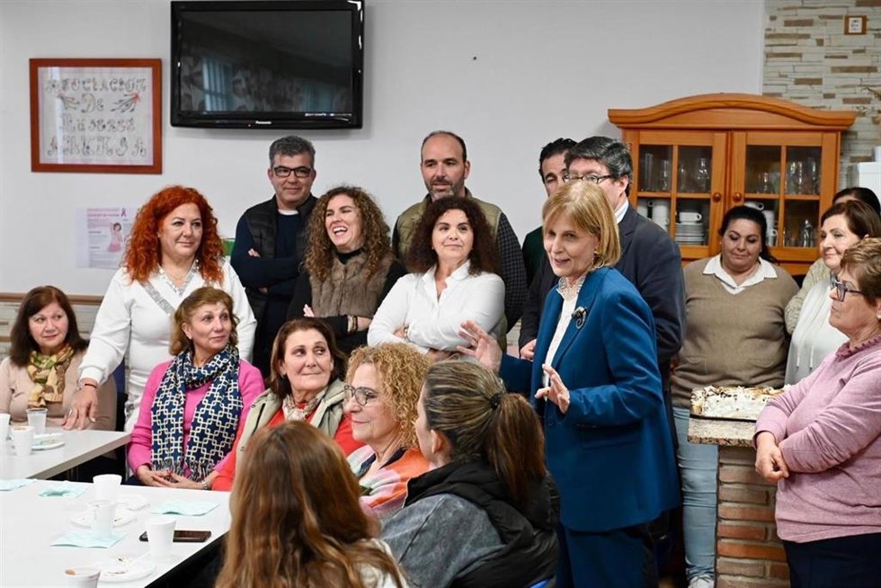 Imagen de la alcaldesa de Jerez, María José García-Pelayo, en su visita a un taller.