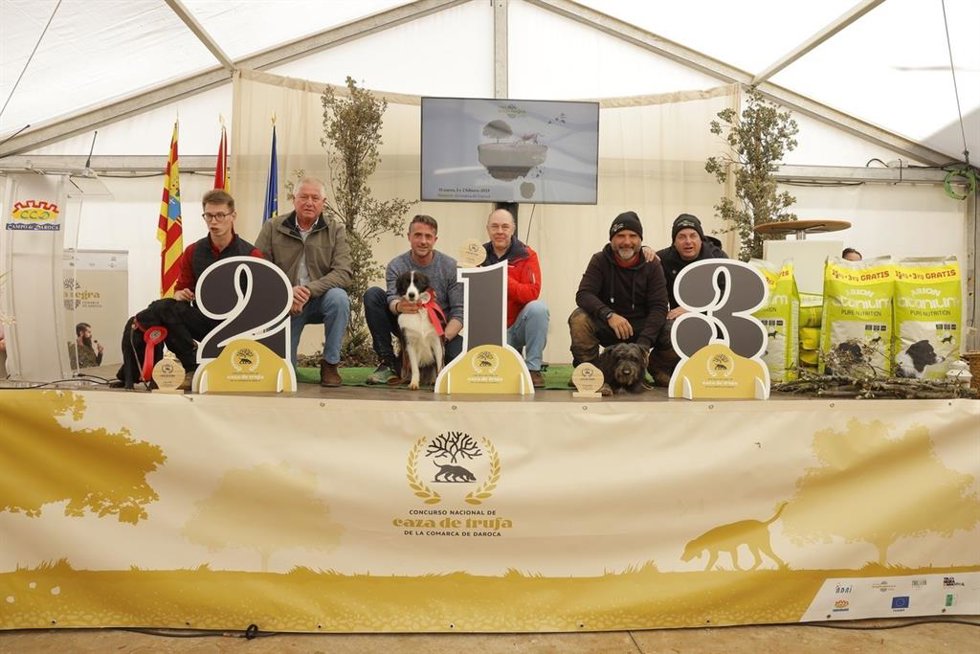 Podio con los tres primeros clasificados en el VI  Concurso Nacional de Caza de Trufa de la Comarca Campo de Daroca celebrado este fin de semana en Murero (Zaragoza).