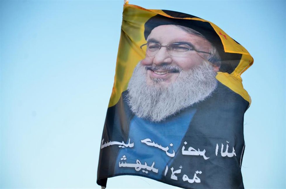 Archivo - Bandera con la imagen de Hasán Nasralá