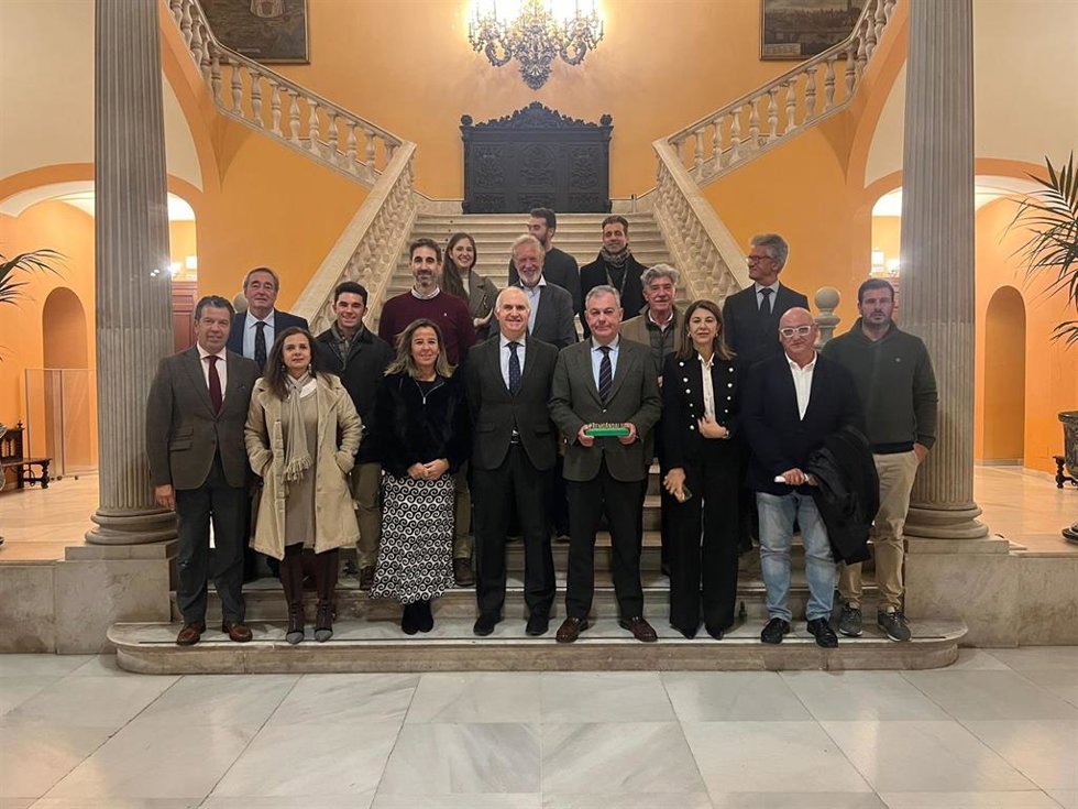 Ayuntamiento de Sevilla y Federación Andaluza de Remo abordan la reactivación de la mesa sectorial del Guadalquivir.