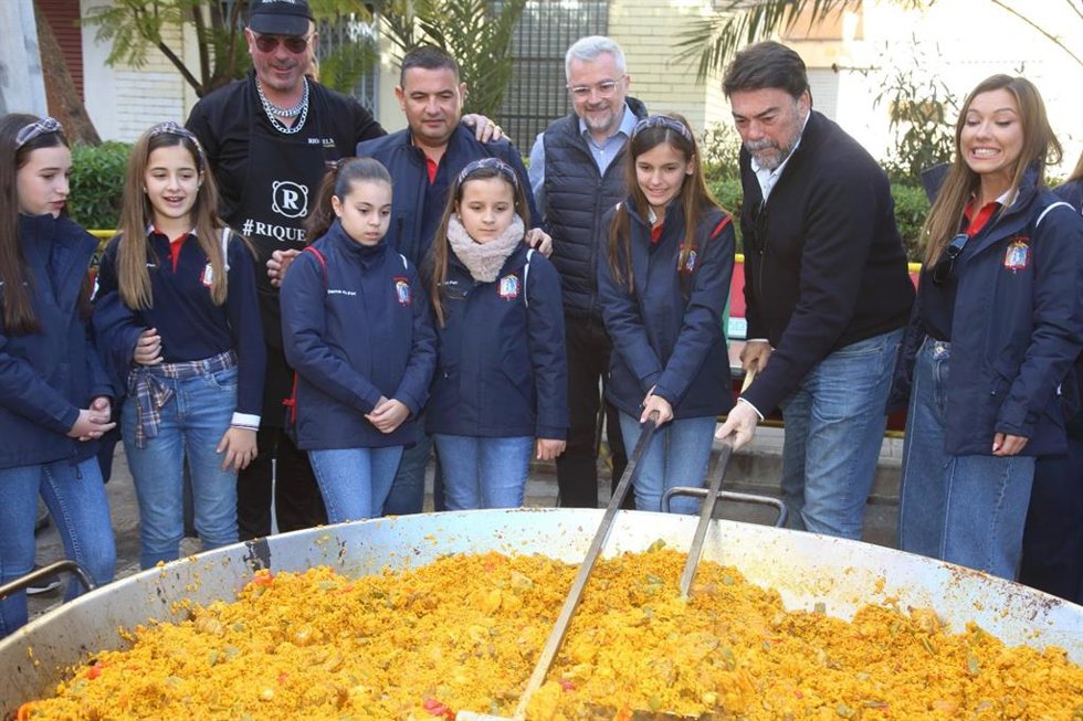 Barcala recalca el "compromiso" de las Hogueras con el reciclaje de vidrio en la segunda masclet de 'Pólvora tot l'any'