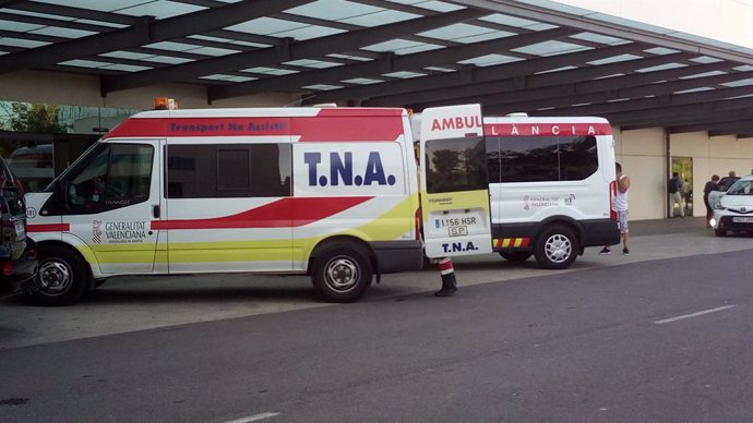 Archivo - Ambulancia TNA en la puerta del hospital La Fe de València 