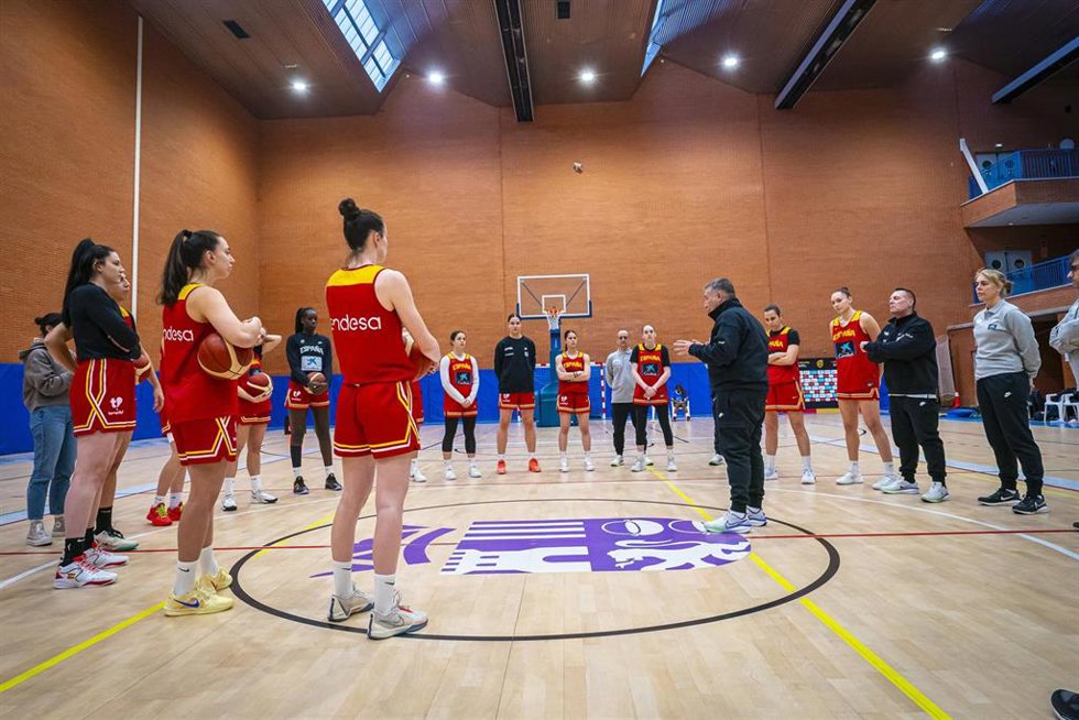Miguel Méndez se dirige a las internacionales durante el primer entrenamiento en Torrejón de Ardoz