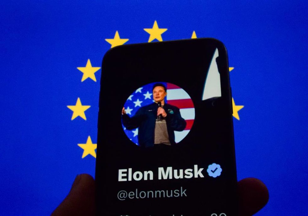 Imagen de la cuenta de Elon Musk sobre una bandera de la UE