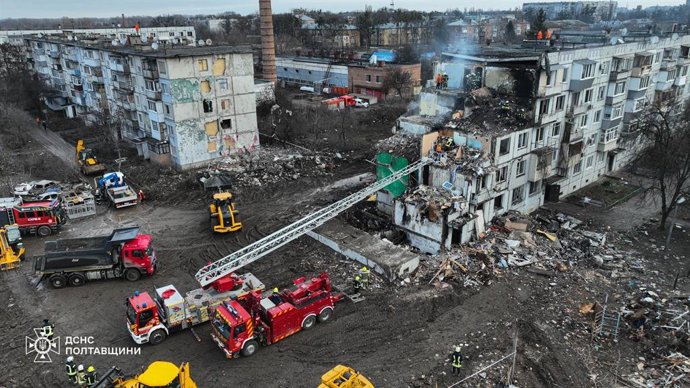 Servicios de emergencias de ucrania en Poltava tras un ataque ruso