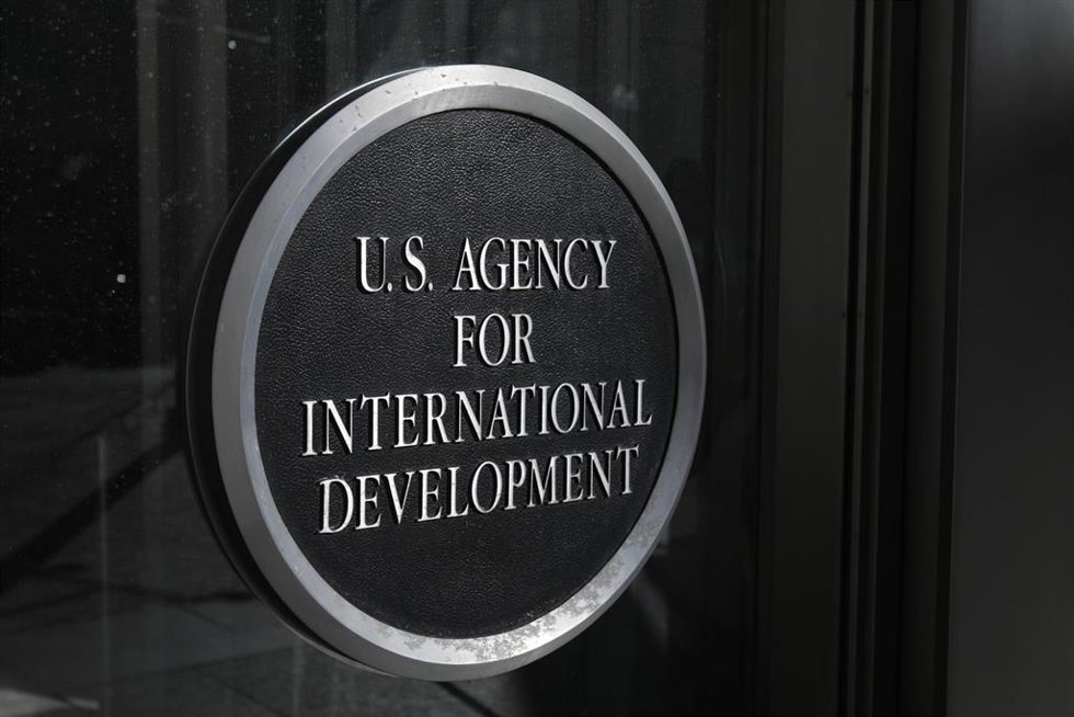 Un cartel en la Agencia de los Estados Unidos para el Desarrollo Internacional (USAID) en Washington