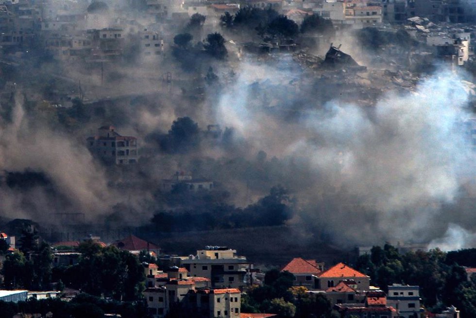 Archivo - Vista del intenso humo procedente de un ataque aéreo israelí en la ciudad de Khiam, en el sur del Líbano