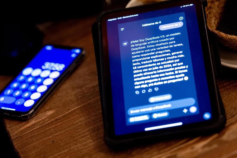 Una persona prueba el asistente DeepSeek, a 29 de enero de 2025, en Madrid (España). El asistente DeepSeek llegó a App Store el pasado 11 de enero, y ha escalado para ocupar la primera posición en la tienda de Apple en Estados Unidos, por delante de Cha