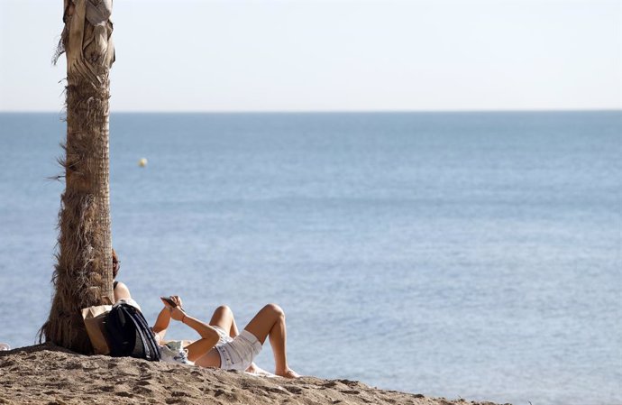 Personas en la playa de la Malagueta. A 10 de enero de 2025 en Málaga, Andalucía (España). En pleno invierno, Málaga disfruta de temperaturas superiores a los 20 grados, lo que ha llevado a muchos a aprovechar el buen tiempo para relajarse en la playa. Un