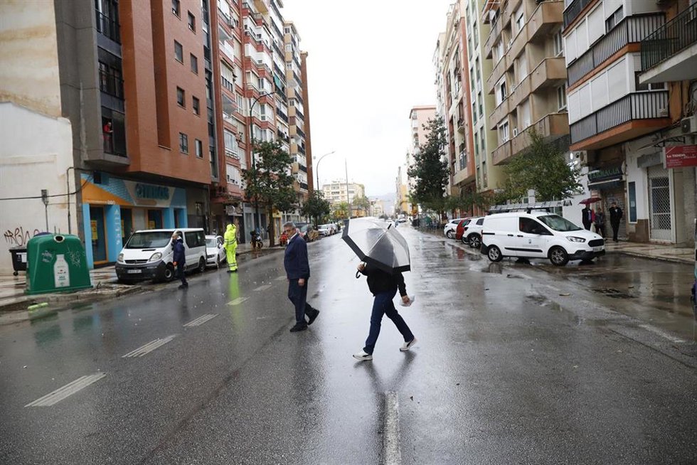Archivo - Incidencias por las lluvias en Málaga capital en una imagen de archivo