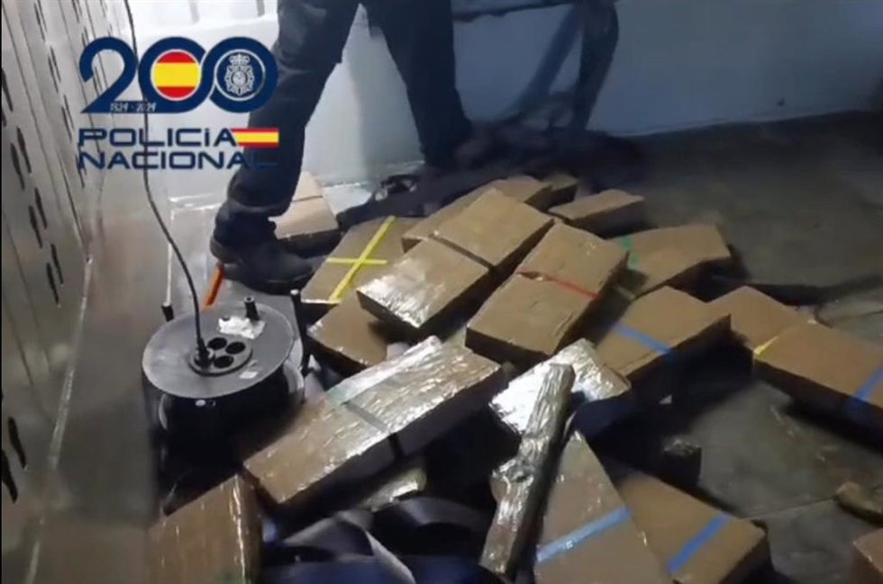 Hachís encontrado oculto en un camión en el Puerto de Algeciras.