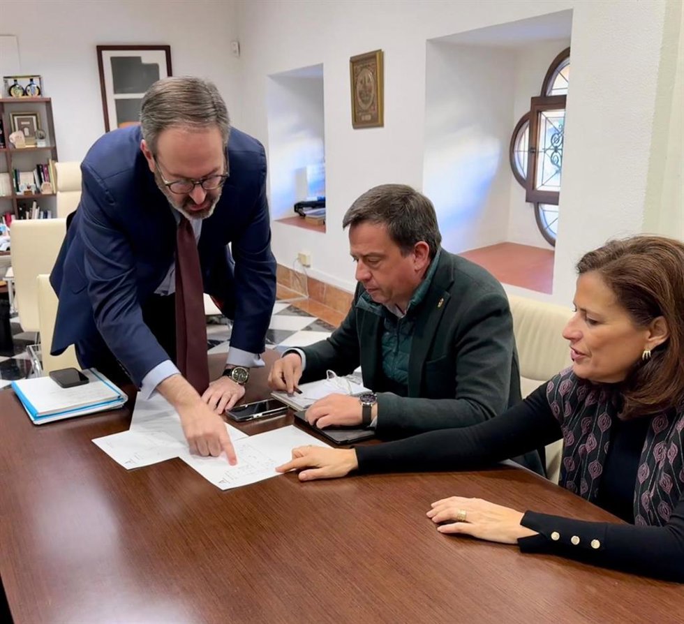 El delegado del Gobierno andaluz, Adolfo Molina (izda.), en la firma con el alcalde de Lucena, Aurelio Fernández.