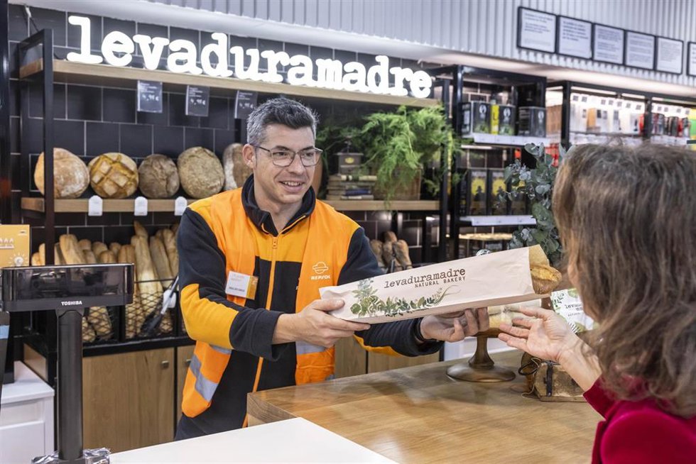 Estación de servicio de Repsol con córner de Levaduramadre que vende pan artesano