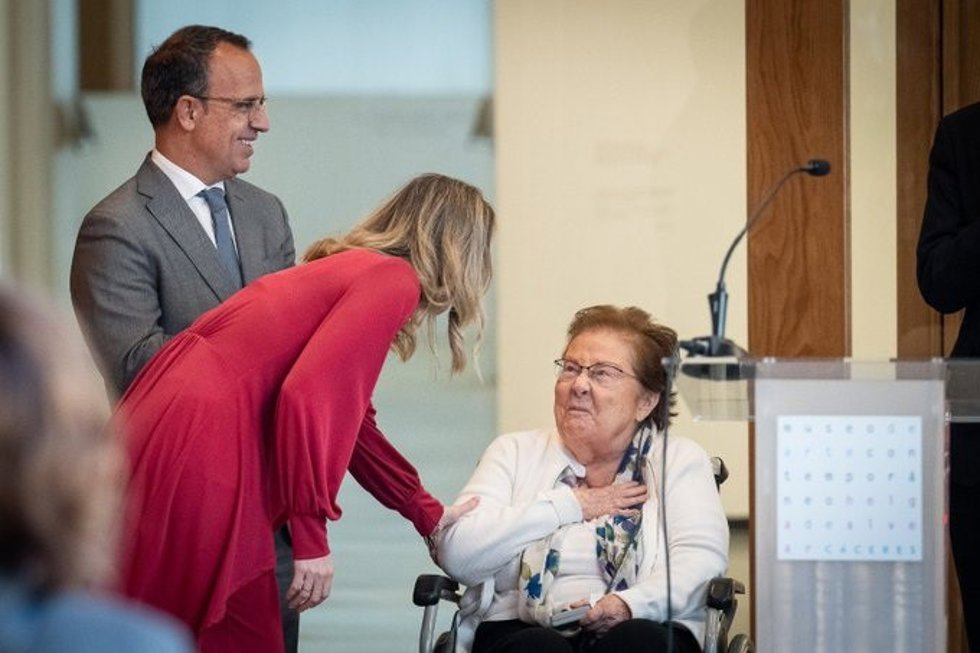 María Guardiola junto a la galerista Helga de Alvear