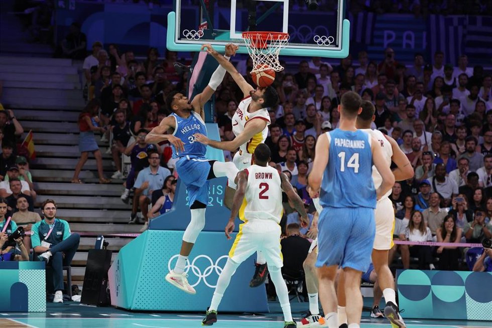 Archivo - Giannis Antetokounmpo y Santi Aldama durante los Juegos Olímpicos de París 