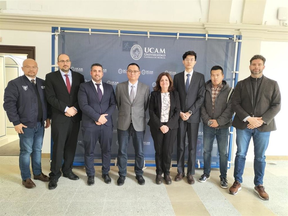 En la imagen, María Dolores García, presidenta de la UCAM y Chuanlei HUANGFU, presidente de Lucero Education, junto a representantes de ambas instituciones, en el Campus de la UCAM en Murcia.