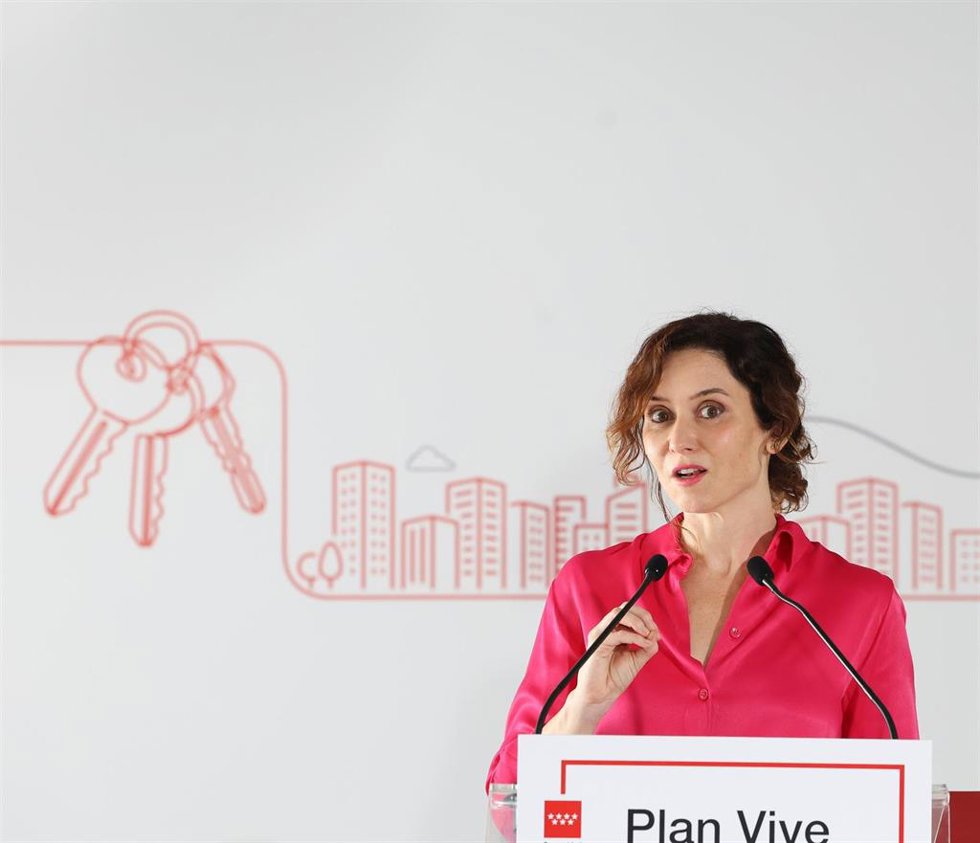 Archivo - La presidenta de la Comunidad de Madrid, Isabel Díaz Ayuso, interviene durante una visita a una nueva promoción del Plan Vive de alquiler a precio asequible en Tres Cantos