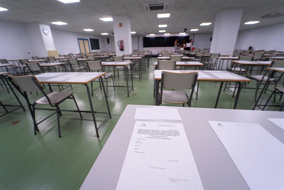 Archivo - Aula antes del comienzo de un exámen de oposición.