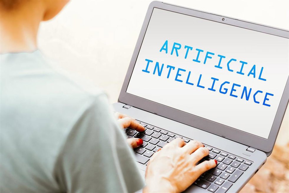 Archivo - Texto Inteligencia Artificial en la pantalla de un ordenador portátil