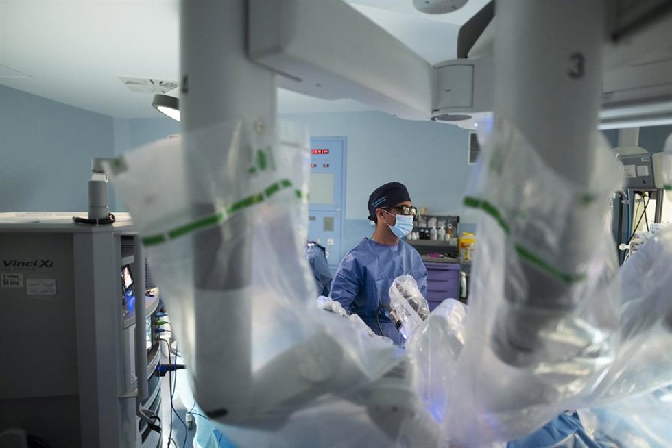 El doctor Antonio Medina, urólogo de Vithas Sevilla durante una intervención con el robot Da Vinci.