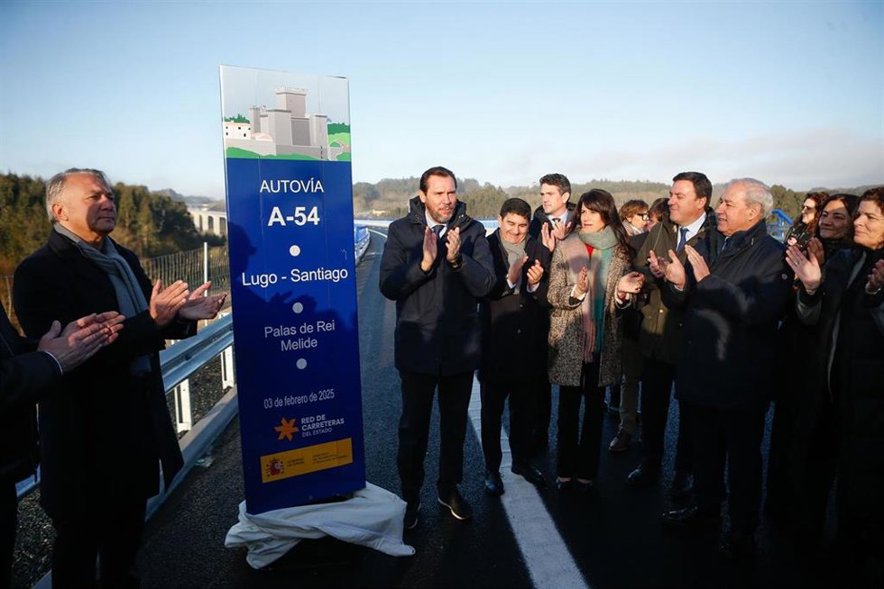 Óscar Puente asiste a la puesta en servicio del tramo Palas de Rei-Melide de la A-54 en A Coruña