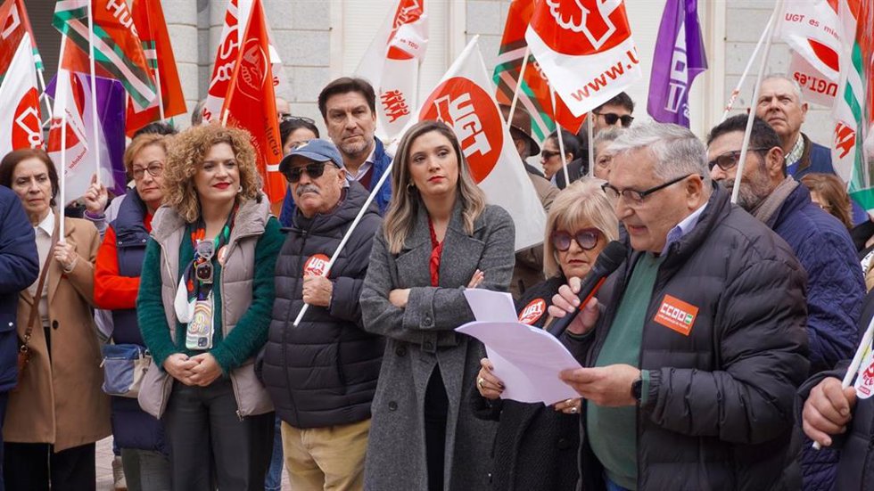 Archivo - Movilización convocada por sindicatos en Huelva por el 'escudo social' del Gobierno, con participación de representantes del PSOE-A.