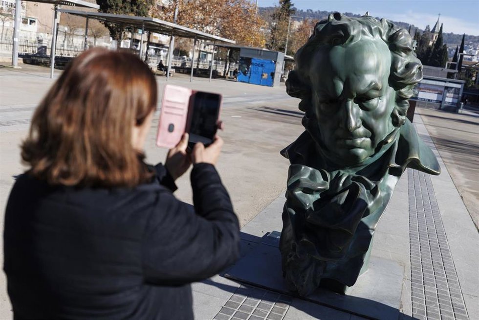 Imágenes de las estatuas y la exposición fotográfica conmemorativa de los Premios Goya en las calles de Granada el pasado 8 de enero