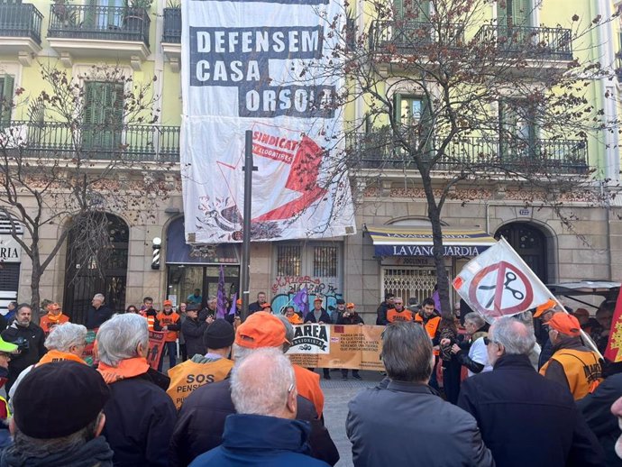 Concentració dels pensionistes a la Casa Orsola