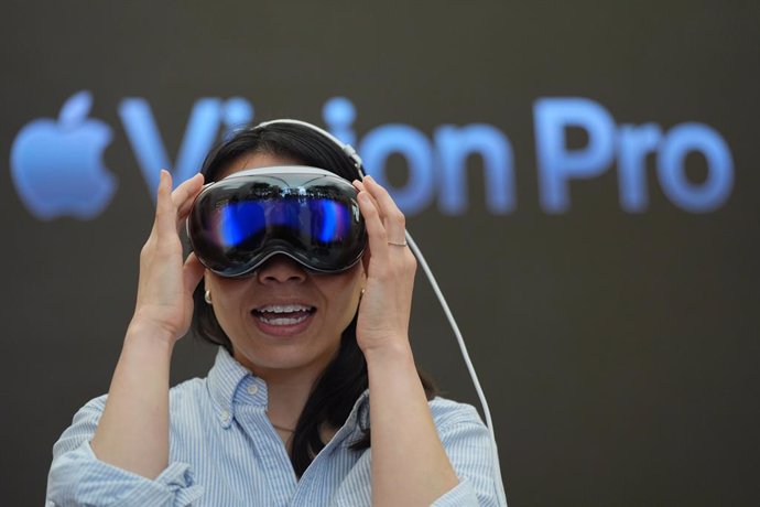 Archivo - 12 July 2024, United Kingdom, London: Selina Khuu, 39, from London, tries the new Apple Vision Pro in Apple's flagship store in Regent Street, central London. Photo: Yui Mok/PA Wire/dpa