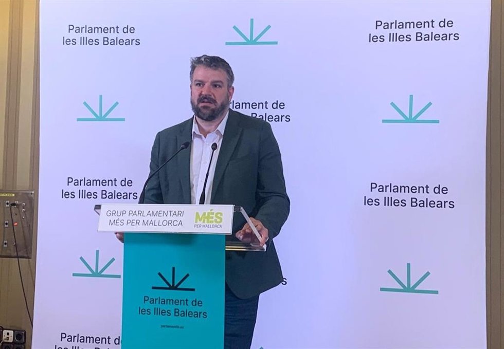 Archivo - El portavoz parlamentario de MÉS per Mallorca, Lluís Apesteguia, en una rueda de prensa. Archivo.