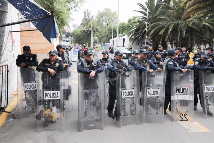 Archivo - September 3, 2024, Mexico City, Cdmx, Mexico: Police corp guard while Law students from different Universities join a demonstration outside the Sala de Armas in the Ciudad Deportiva to protest against the judicial reform imposed by the President