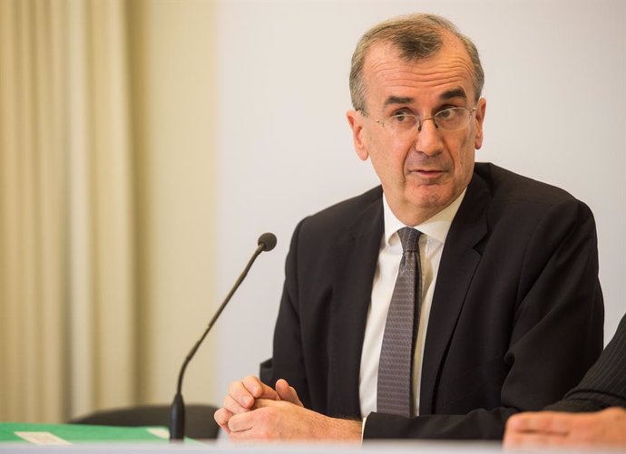 Archivo - FILED - 18 March 2017, Baden-Wuerttemberg, Baden-Baden: Francois Villeroy de Galhau, Governor of the French central bank, sits at a press conference in the press center in Baden-Baden during a meeting of the G20 finance ministers. Photo: Lino Mi