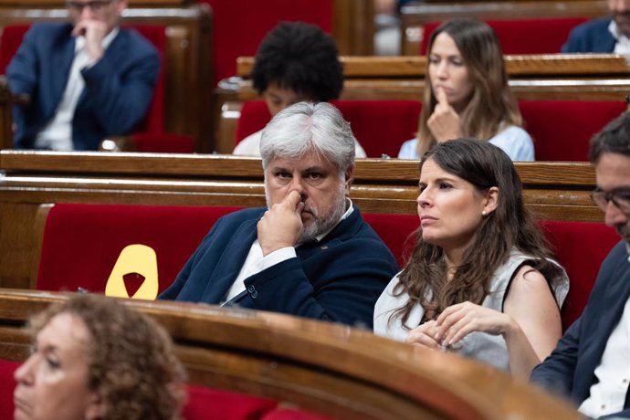 Archivo - El president de Junts al Parlament, Albert Batet, i la portaveu del partit, Mònica Sales