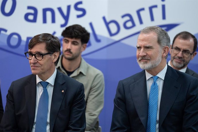 El presidente de la Generalitat, Salvador Illa, y el rey Felipe VI en su visita a la Associació Ítaca de L'Hospitalet de Llobregat (Barcelona) en el marco del Tour del Talento 2025 de la Fundació Princesa de Girona (FPdGi).