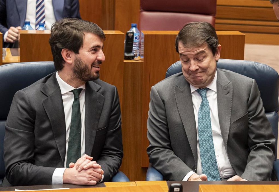 Archivo - El vicepresidente de la Junta, Juan García-Gallardo (i), y el presidente de la Junta de Castilla y León, Alfonso Fernández Mañueco (d), durante la sesión de la votación de las enmiendas del PSOE a la Ley de medidas, en la sede de Las Cortes, a
