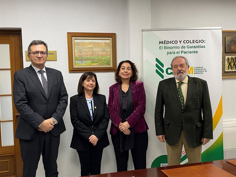 El presidente del Sindicato Médico Andaluz, Rafael Ojeda; la vocal autonómica de Atención Primaria del SMA, Ana Pagador; el presidente del Consejo Andaluz de Colegios de Médicos, Alfonso Carmona, y la secretaria general, Mercedes Ramblado.
