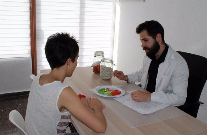 Archivo - Arxiu - Nutricionista atenent a consulta