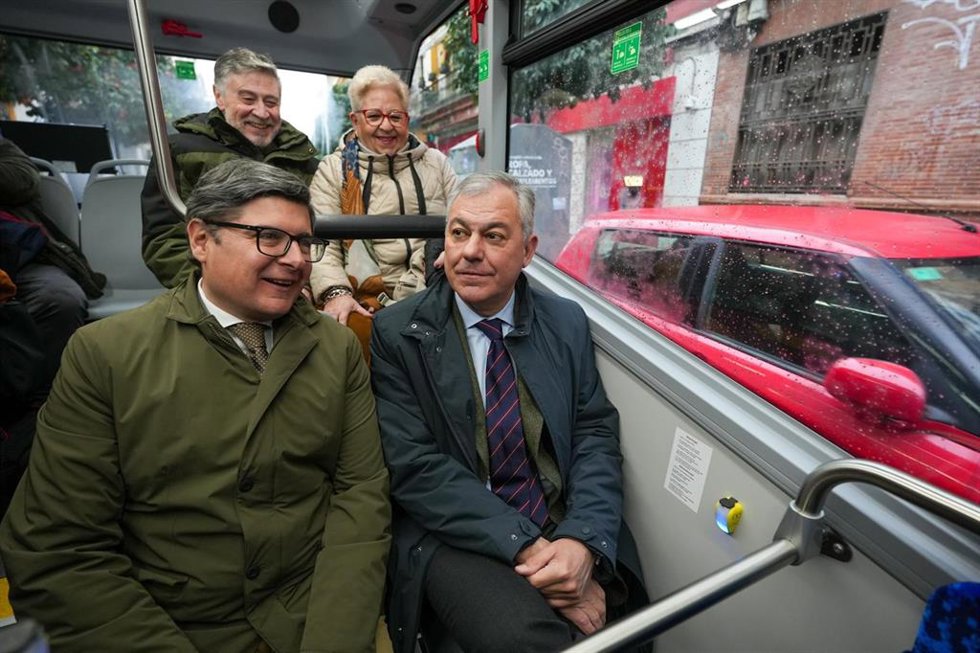 Pimentel y Sanz, en el interior de uno de los microbuses eléctricos de la línea C5 de Tussam, el día de la reanudación del servicio, tras cinco años suspendido.