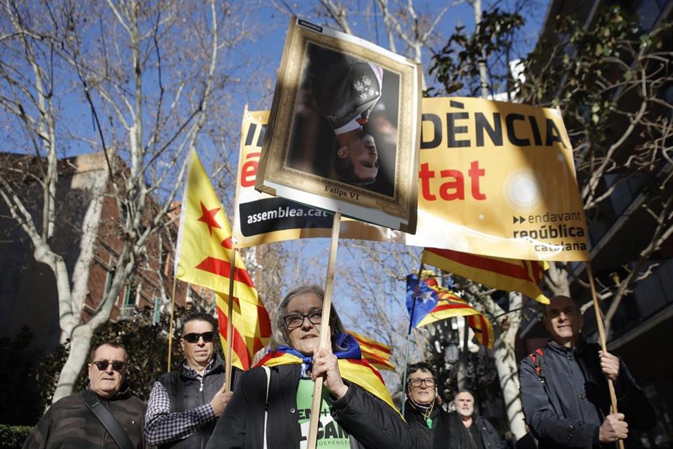 Varias personas durante una concentración contra la presencia del Rey Felipe VI en L'Hospitalet de Llobregat (Barcelona).